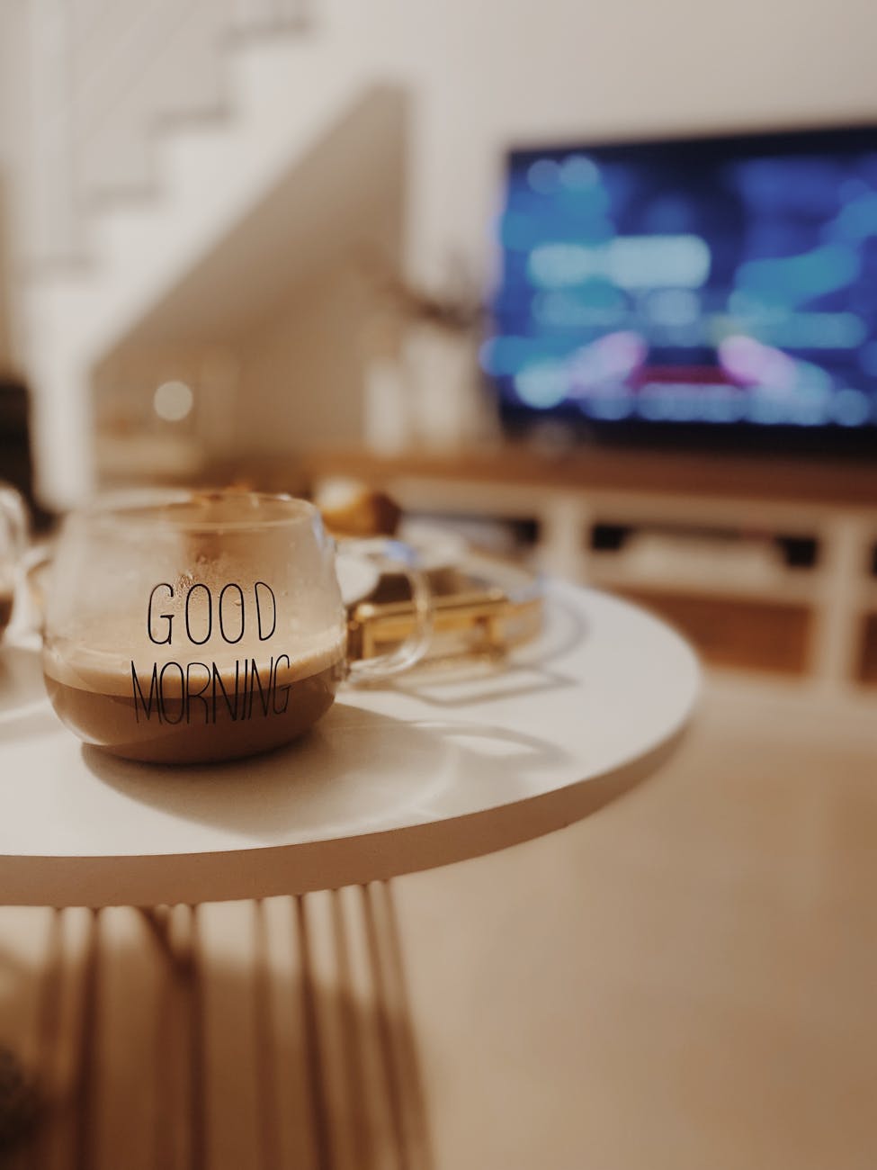 Der Bassfallen-Couchtisch: Unsichtbare Raumakustik im Wohnzimmermöbel für weniger Dröhnen